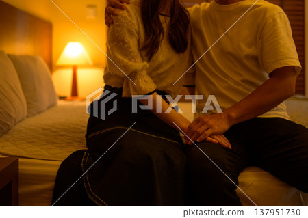 一對夫婦坐在床上擁抱日本亞洲人 137951730