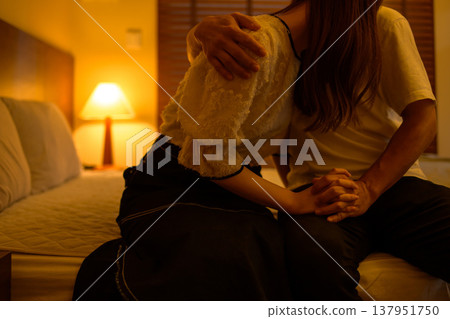 一對夫婦坐在床上擁抱日本亞洲人 137951750
