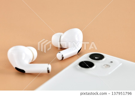 Pairing a smartphone and earphones Pairing a smartphone and earphones 137951796