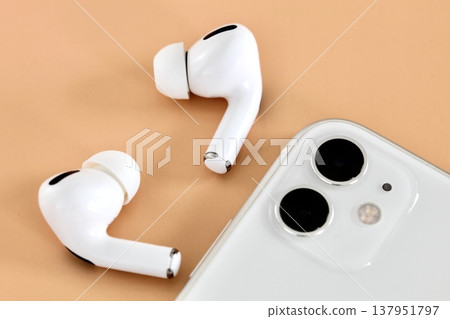 Pairing a smartphone and earphones Pairing a smartphone and earphones 137951797