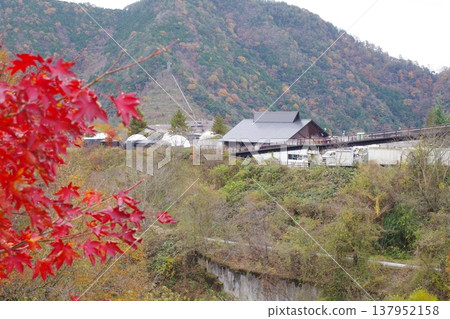 阿基奧塔鎮努庫伊水壩度假村的秋景 137952158