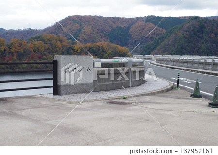 Maple scenery at Nukui Dam in Akiota Town 137952161