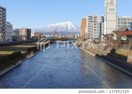 從盛岡市看到的冬季岩手山。 從盛岡市看到的冬季岩手山。 137952320