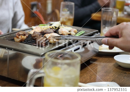 在一家烤肉餐廳內 在一家烤肉餐廳內 137952331