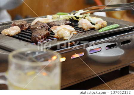 在一家烤肉餐廳內 在一家烤肉餐廳內 137952332