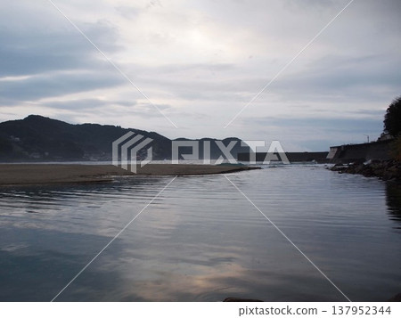 雨後清晨的沙灘。 雨後清晨的沙灘。 137952344