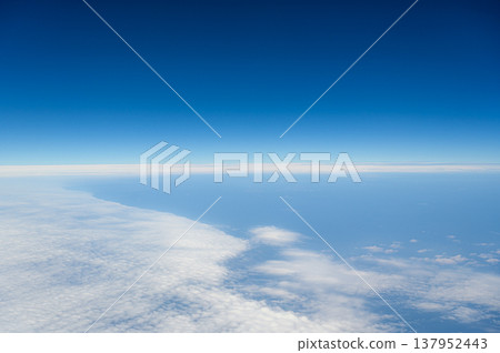 從空中俯瞰地球大氣層:藍色的地球 從空中俯瞰地球大氣層:藍色的地球 137952443