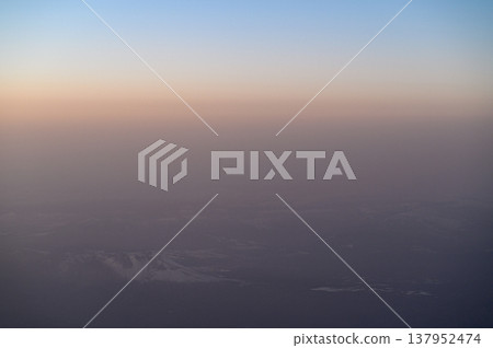 黃昏時分從高空俯瞰的景色。 137952474