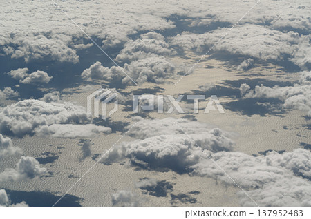 從高空俯瞰雲層:天空的景象。 從高空俯瞰雲層:天空的景象。 137952483