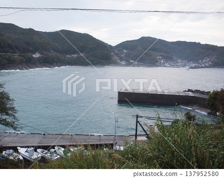 雨後的清晨,在一個有漁港的小海灣裡 雨後的清晨,在一個有漁港的小海灣裡 137952580