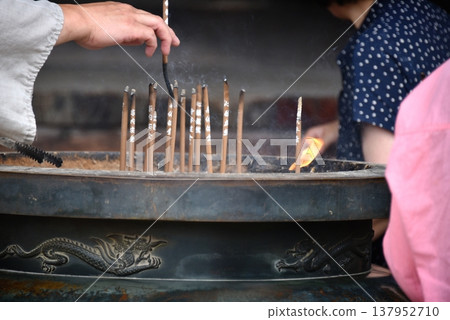京都三室戶寺的香爐 京都三室戶寺的香爐 137952710