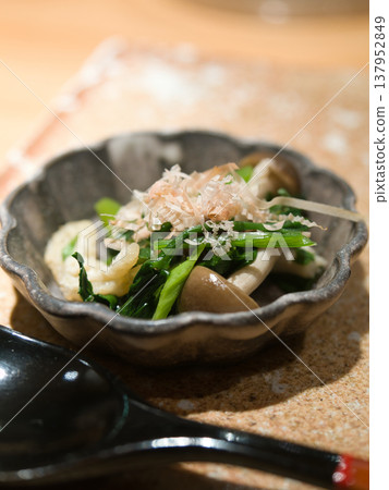 汆燙過的時令蔬菜和蘑菇(日式料理中的一道小菜) 汆燙過的時令蔬菜和蘑菇(日式料理中的一道小菜) 137952849