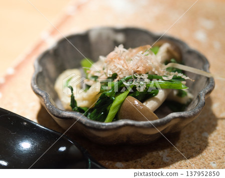 汆燙過的時令蔬菜和蘑菇(日式料理中的一道小菜) 汆燙過的時令蔬菜和蘑菇(日式料理中的一道小菜) 137952850