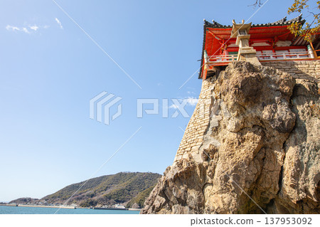 阿佛陀觀音寺，一座朱紅色的寺廟，坐落在陡峭的懸崖上。 137953092