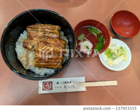 A delicious-looking eel rice bowl 137953155