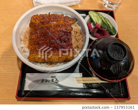 Unadon 放在一張木桌上 137953161