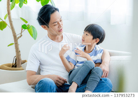 爸爸和孩子 137953273