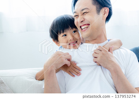 爸爸和孩子 137953274