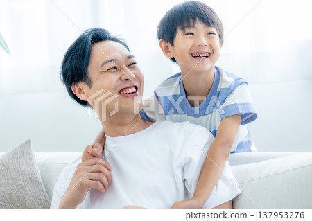 Dad and child 137953276