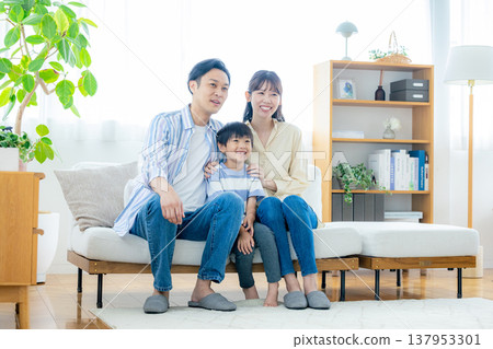 一個家庭在客廳放鬆 137953301
