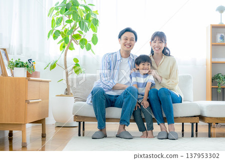 一個家庭在客廳放鬆 137953302