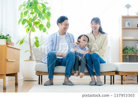 一個家庭在客廳放鬆 137953303