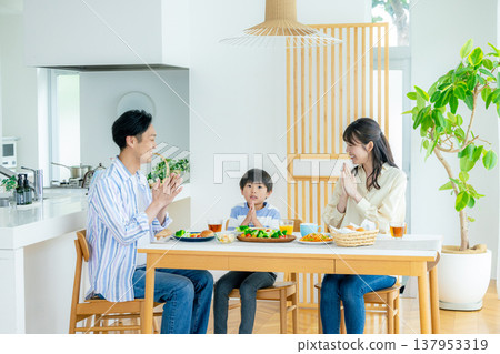 年輕的家庭，餐，餐桌 137953319