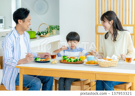 年輕的家庭，餐，餐桌 137953321
