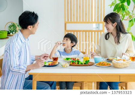 年輕的家庭，餐，餐桌 137953323