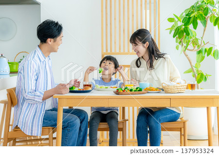 年輕的家庭，餐，餐桌 137953324