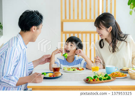 年輕的家庭，餐，餐桌 137953325