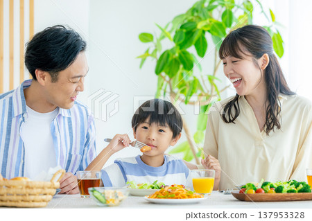 年輕的家庭，餐，餐桌 137953328