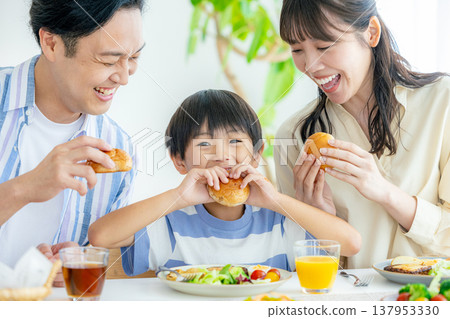 年輕的家庭，餐，餐桌 137953330