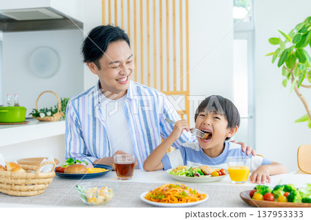年輕的家庭，餐，餐桌 137953333