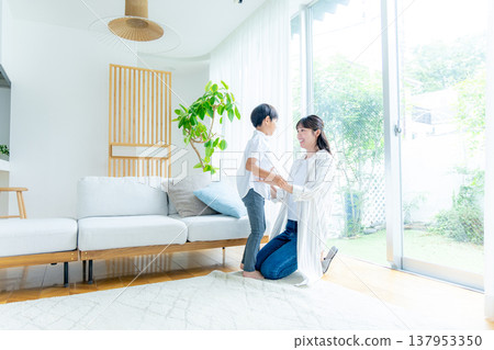 年輕的父母和孩子在客廳裡放鬆 137953350