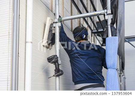 獨立式住宅外牆維修工程;工匠安裝新壁板;外牆保溫改造。 獨立式住宅外牆維修工程;工匠安裝新壁板;外牆保溫改造。 137953604