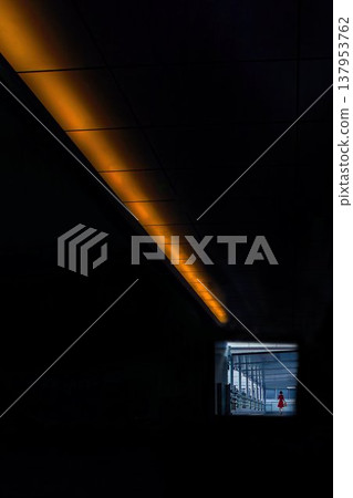 人們沿著通往博多站的步行橋行走。 137953762