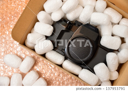 行李包裝材料，包裝圖片。 137953791