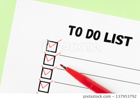 一張用紅筆打勾的待辦事項清單。 一張用紅筆打勾的待辦事項清單。 137953792