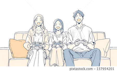 家庭時光裡，一位家長和孩子坐在沙發上玩遊戲。 137954201