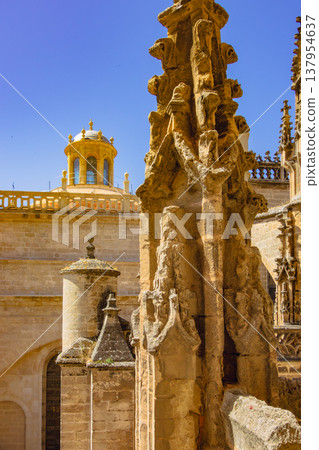 西班牙,格拉納達,街角,教堂外景 西班牙,格拉納達,街角,教堂外景 137954637