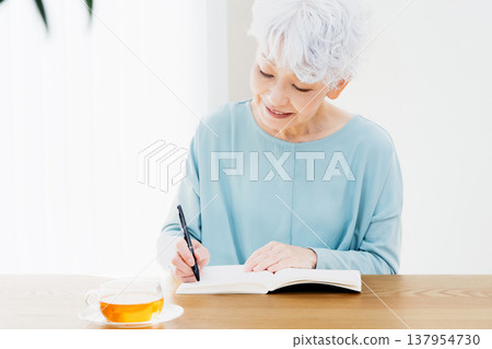 Senior women writing end-of-life notebooks Senior women writing end-of-life notebooks 137954730