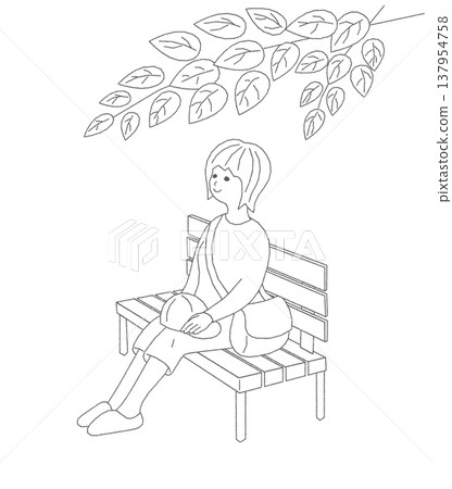一位女士在散步途中，在公園長椅上休息。 137954758