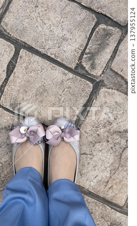 A woman's feet wearing sandals 137955124