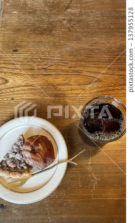 Stylish cake and coffee 137955128