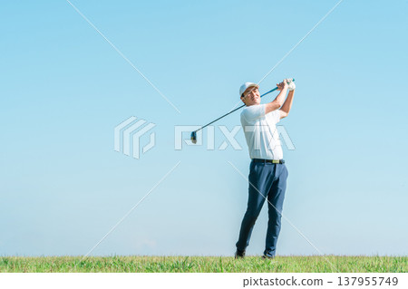 在高爾夫球場打高爾夫球的高爾夫球手(微笑、發球、高爾夫比賽) 在高爾夫球場打高爾夫球的高爾夫球手(微笑、發球、高爾夫比賽) 137955749