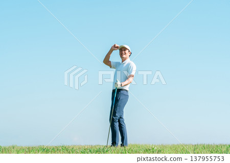 在高爾夫球場打高爾夫球的高爾夫球手（微笑） 137955753