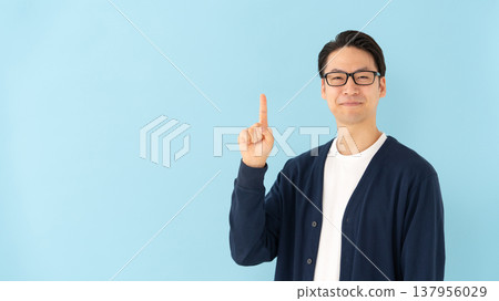 中年男子肖像，指向前方 137956029