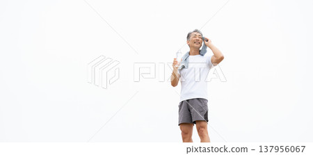 一名男子正在用塑膠瓶喝水。 137956067
