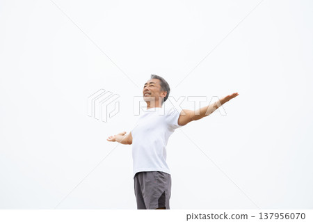 A man stretching 137956070
